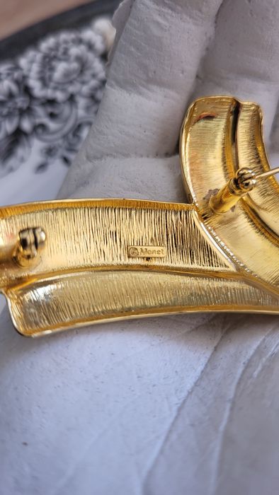 Broszka vintage, Monet