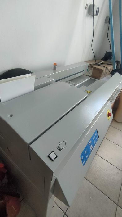 Máquina colar livros