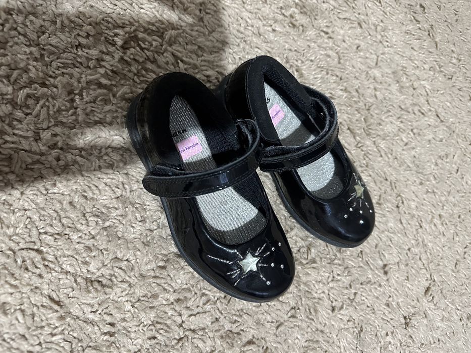 Czarne balerinki dla dziewczynki Clarks 26