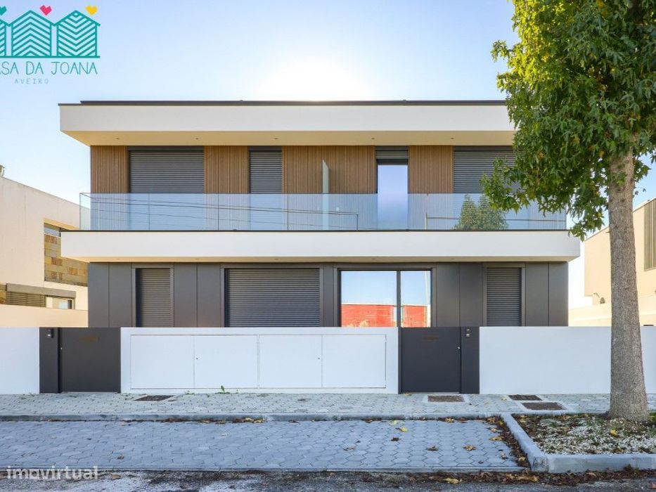 T4 Semi-Detached House with Salt Pan View in Aveiro