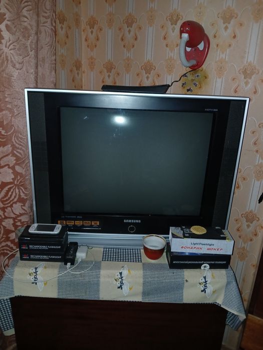 Три телевизора, самсунг и 2 lg