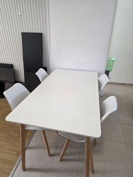 Mesa de jantar  branca c/ 4 cadeiras