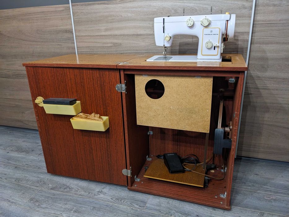 Швейна машинка Чайка 142 М