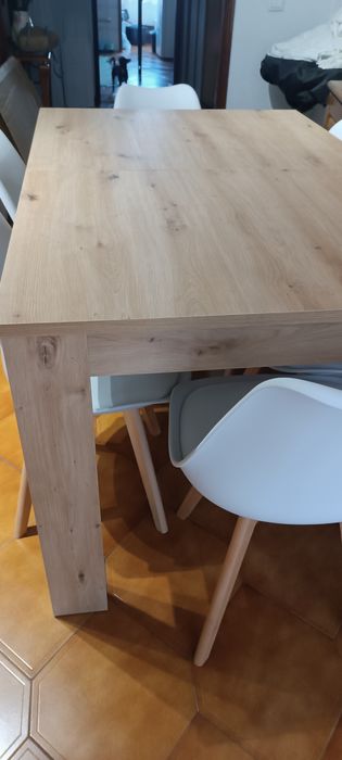 Mesa extensível e seis cadeiras