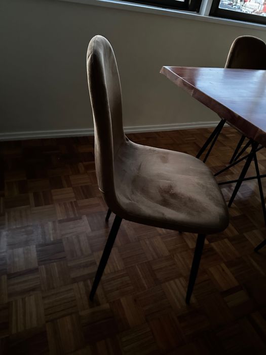 Cadeiras estofadas com camurce marrom