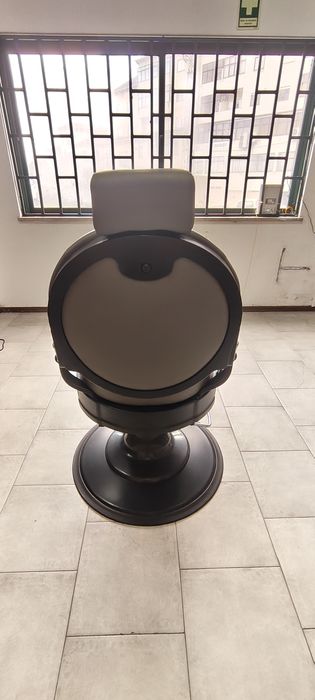 Cadeira de barbeiro  nova ,comprada e usada 3 meses ,sem danos  .