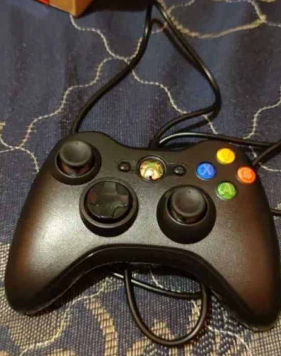 Проводной джойстик X360 прекрасно функционирует во всех играх на Xbox