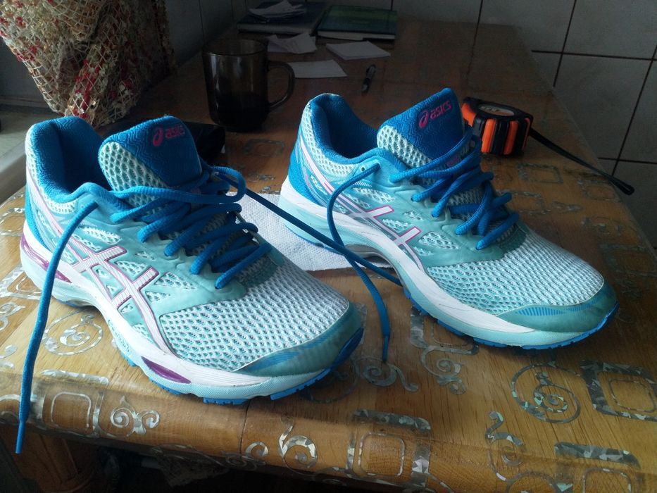 Продам кросівки ASICS 38 розмір