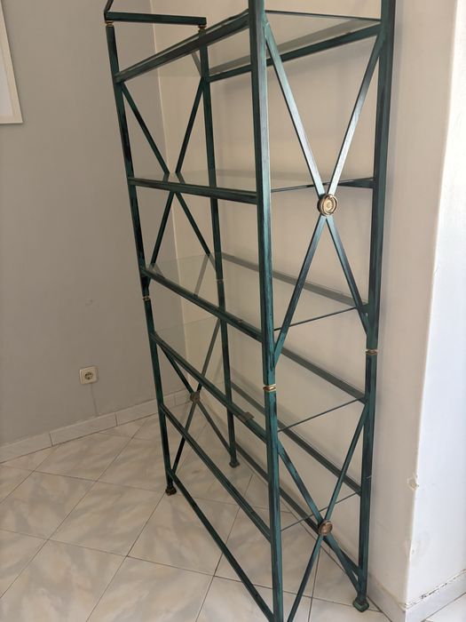 Estante em ferro e vidro