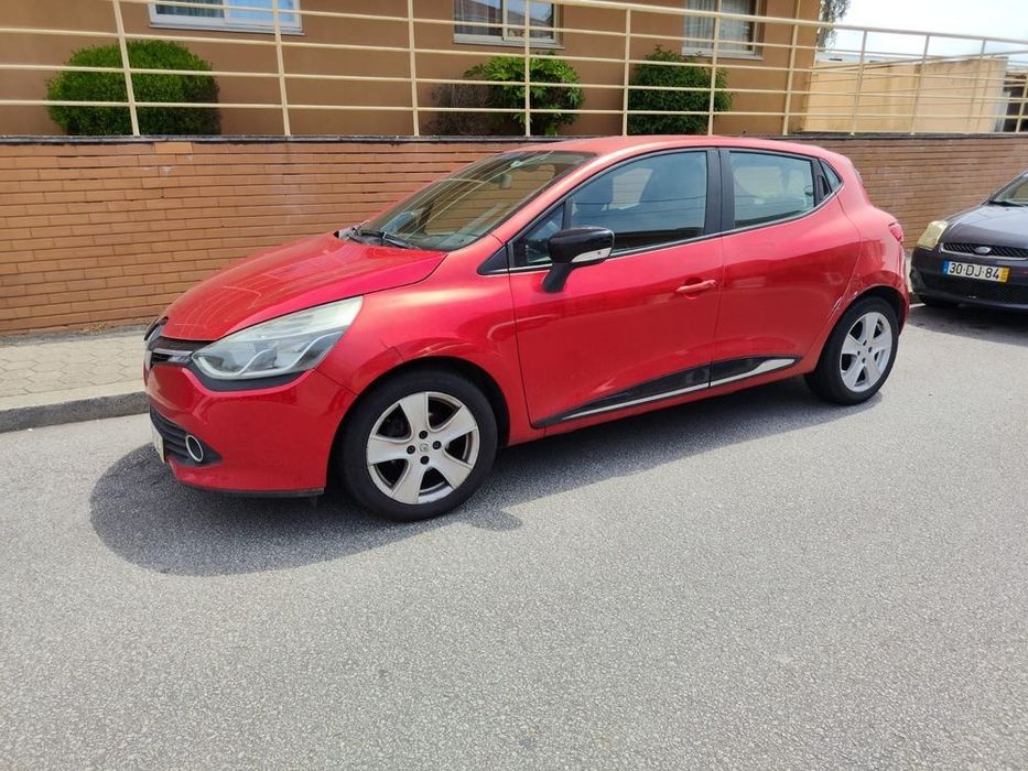 Renult Clio vermelho
