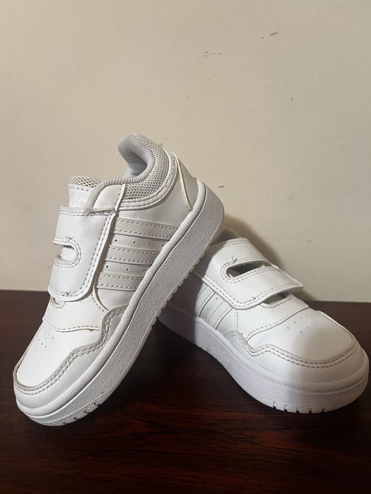 Білі кросівки adidas