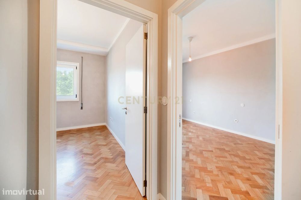 Apartamento T2  na Rua Manuel Carqueja - junto à Praça Velasquez - Por