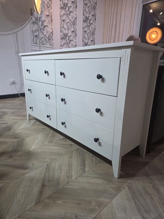 Sprzedaż białą komodę z szufladami