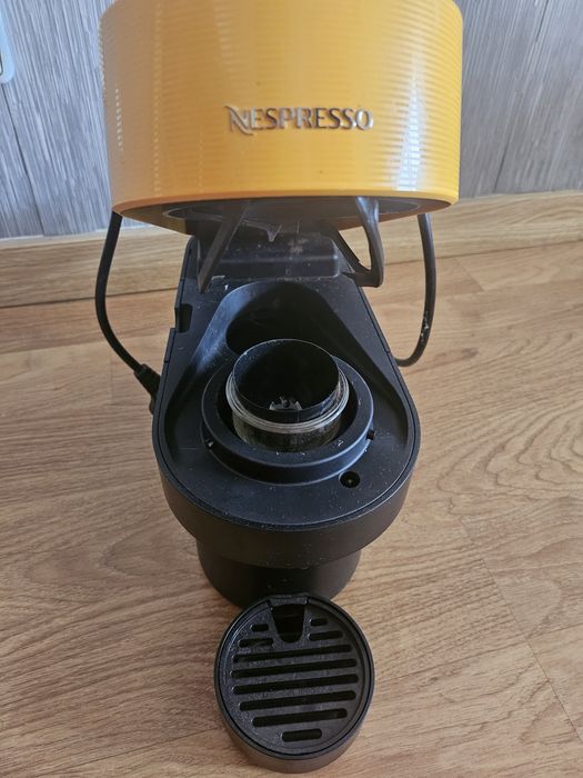 Máquina de café amarela