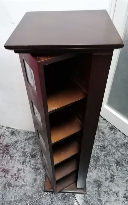 Móvel porta retratos em madeira