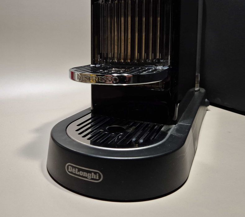 Máquina de Café Nespresso DeLonghi Preta