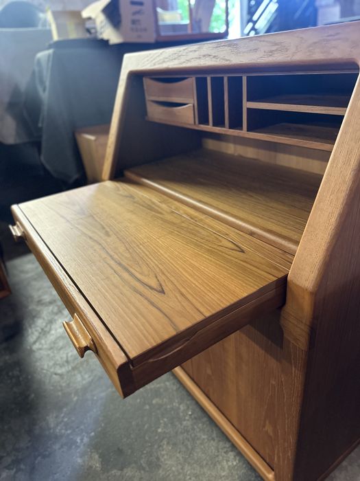 Sekretarzyk | biurko tekowe  DYRLUND DENMARK 70s - roletki / żaluzje