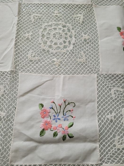 Serweta z haftem 94 x 94 cm stara