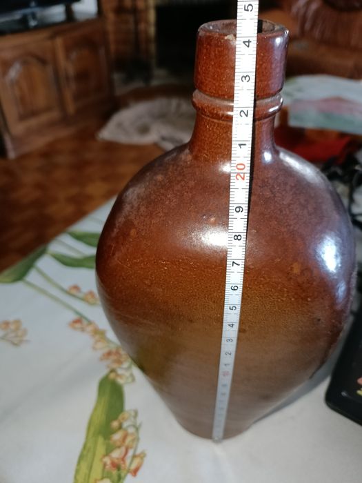 Garrafa de vinho  antiga  em grés