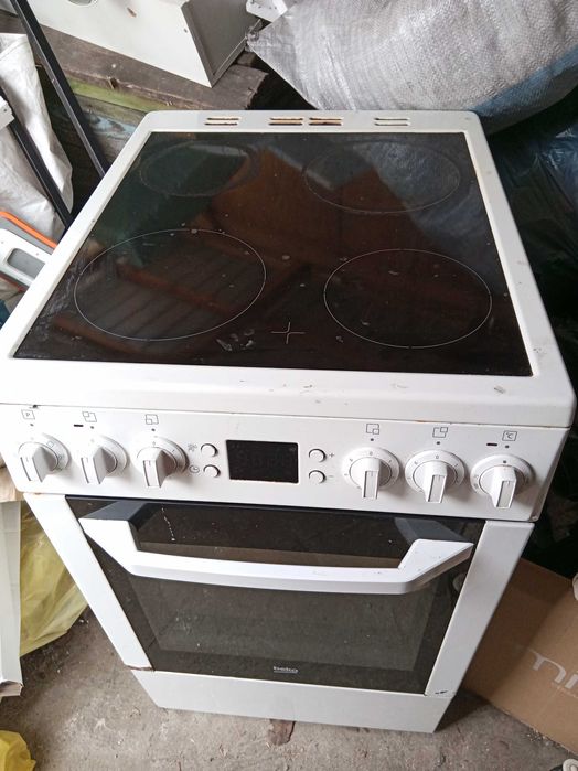 kuchnia elektryczna z piekarnikiem Beko w dobrym stanie
