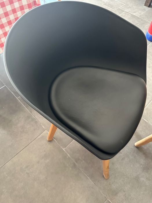 4 Cadeiras de Jantar com Pernas em Madeira – Design Moderno