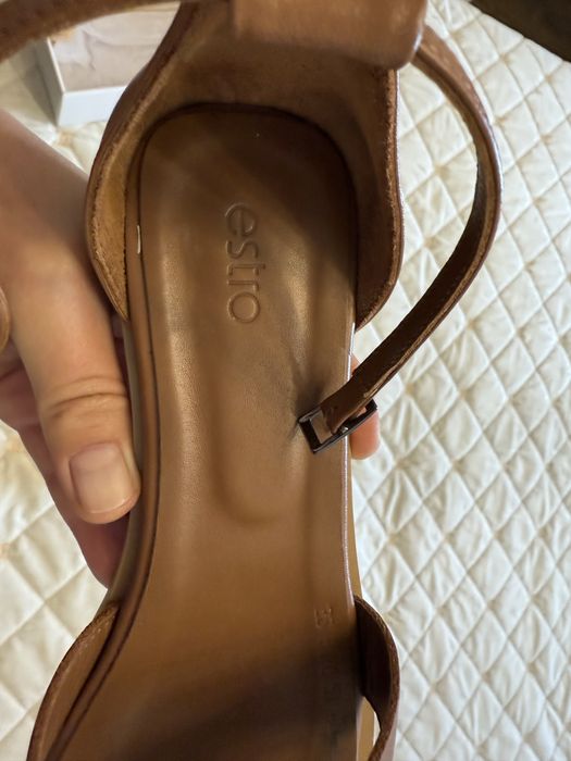 Продам босоніжки шкіряні Estro