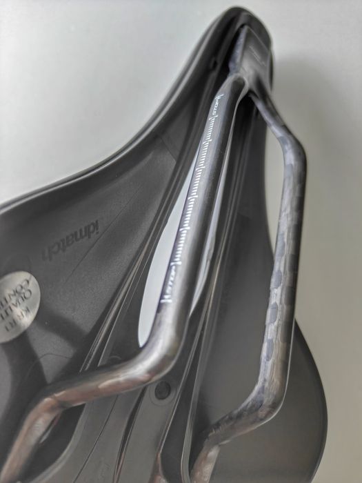 Selim de bicicleta Selle Italia NOVUS
Boost EVO Carbon Superflow.

Design ergonómico com corte central.

- Trilhos em carbono.

- Acabamento mate.

-