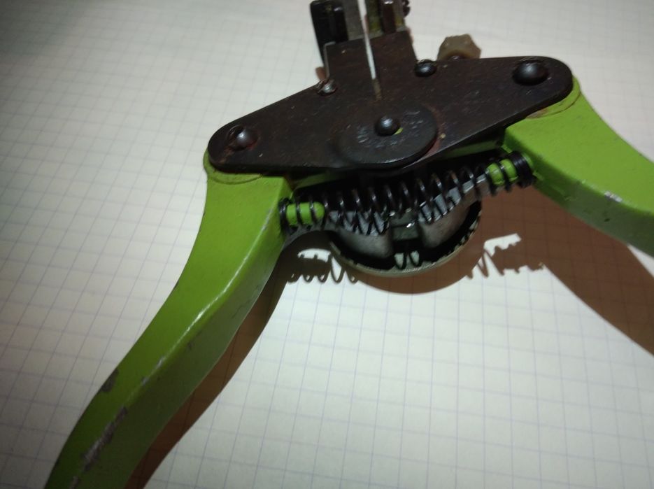 Przyrząd do zdejmowania izolacji z przewodów elektrycznych