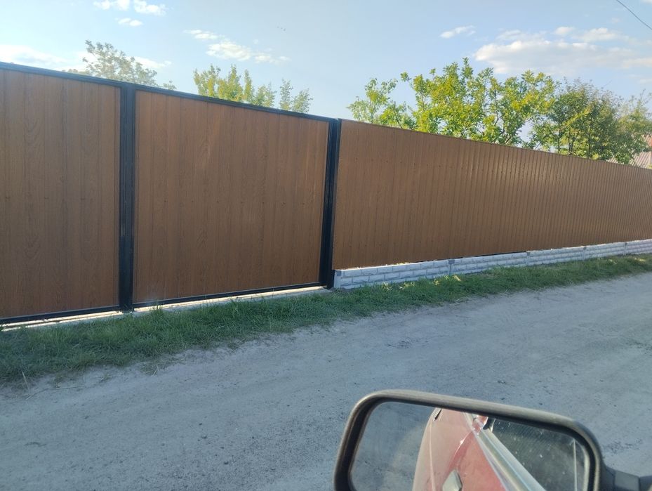 Установка парканів з профнастилу. Установка бордюр