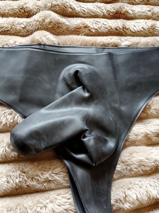 Latexowe stringi męskie.
