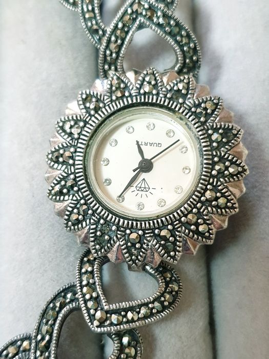Lindo relógio de Senhora vintage em prata com marcasites