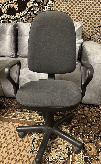 Крісла офісні в нормальному стані