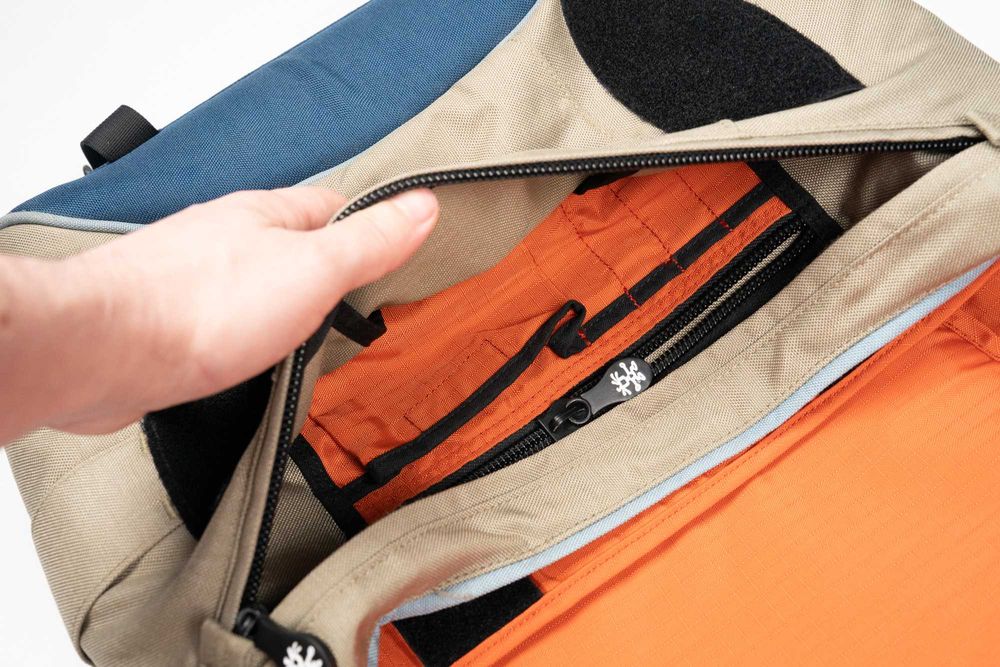 Сумка через плече Crumpler для ноутбука з мʼякою підкладкою месенджер поштальйонка для ноута має багато відділень, мессенджер через плечо почтальонка