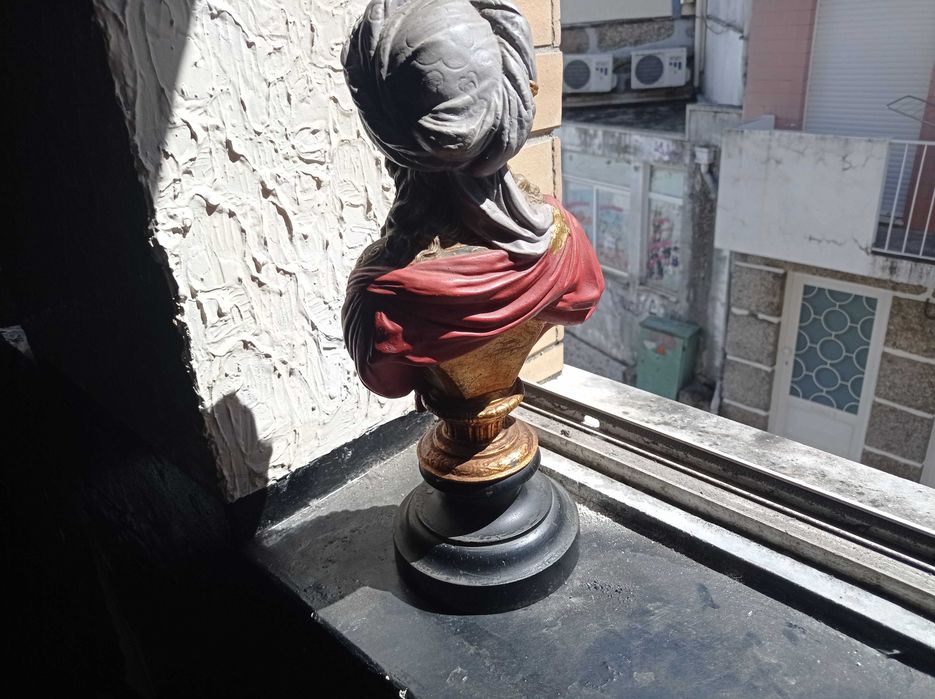 Estátua antiga em bronze pintada