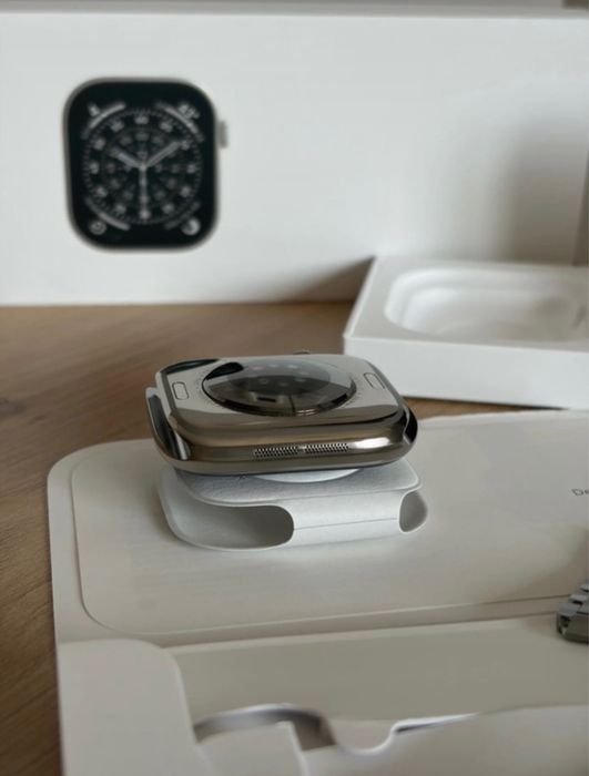 Apple Watch Series 11 GPS + Cellular, 46 mm, em Titânio Natural com Bracelete de Elos Natural.