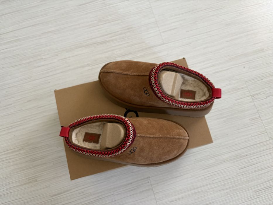Kapcie / klapki UGG – skóra naturalna, platforma