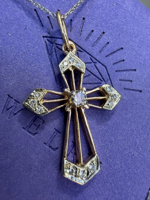 Золотой крестик с бриллиантами