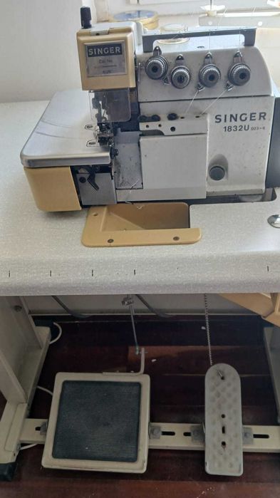 Máquina de cose e corte