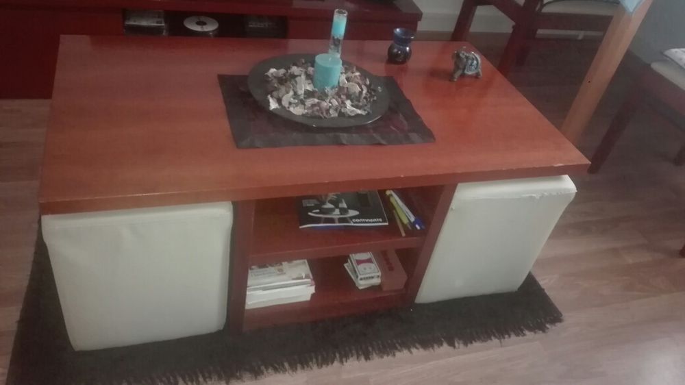 Mesa de centro com dois puffs