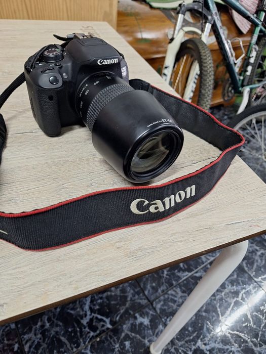 Canon 700D com lente 18-135