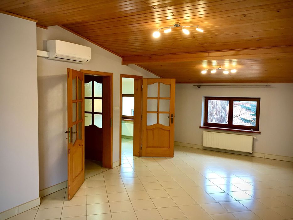 Mieszkanie jednopoziomowe na poddaszu w centrum.