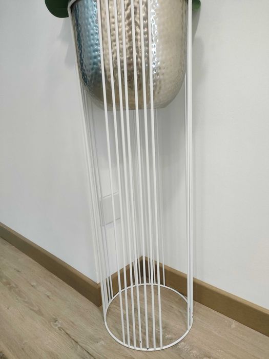 Vaso. Floreira. Vaso decorativo. Orquídea. Planta artificial.