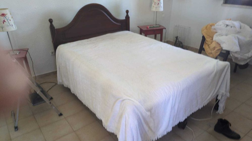 Cama de madeira casal