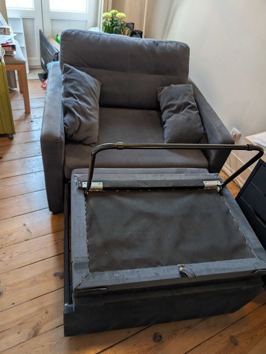 Sofá cama + 2 almofadas (Conforama)