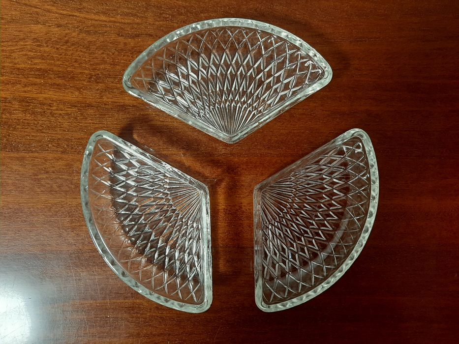 Гарнитур из трёх хрустальных тарелок.