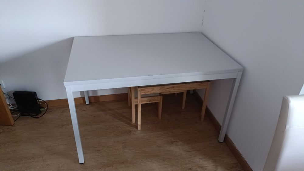 Mesa branca pés de ferro