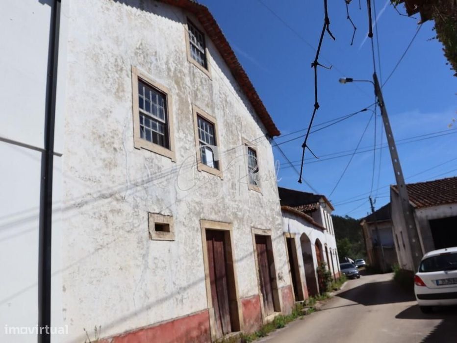 Moradia T2 geminada para renovação, com anexos e terreno, perto da Lou