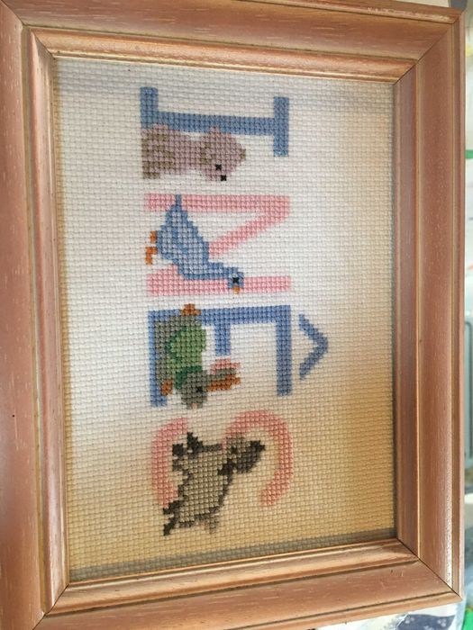 Vários quadro em ponto cruz e tinta acrílica