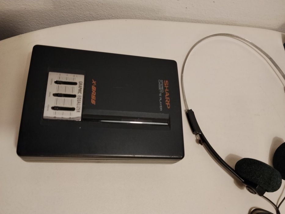 Zestaw Walkman Sharp plus słuchawki sprawny
