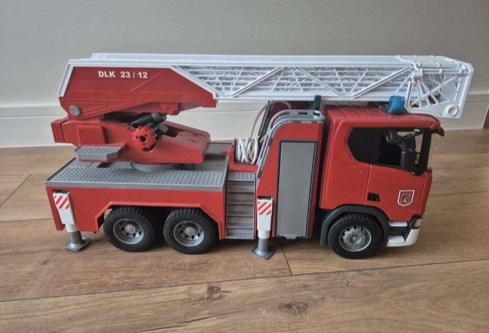 Bruder wóz strażacki ciężarowy Scania